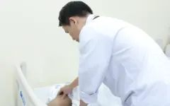 Phù chân, mí mắt có phải dấu hiệu suy thận?
