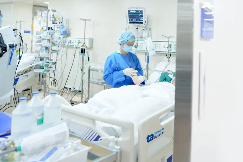 Hình minh họa: Sau cánh cửa phòng ICU – Báo VnExpress Sức khỏe