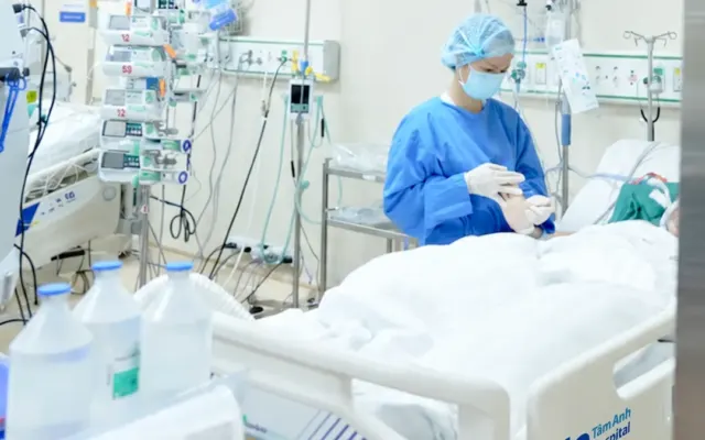 Sau cánh cửa phòng ICU – Báo VnExpress Sức khỏe