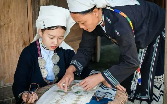 Ngôi làng Cao Bằng lưu giữ nghề nhuộm chàm, chạm bạc
