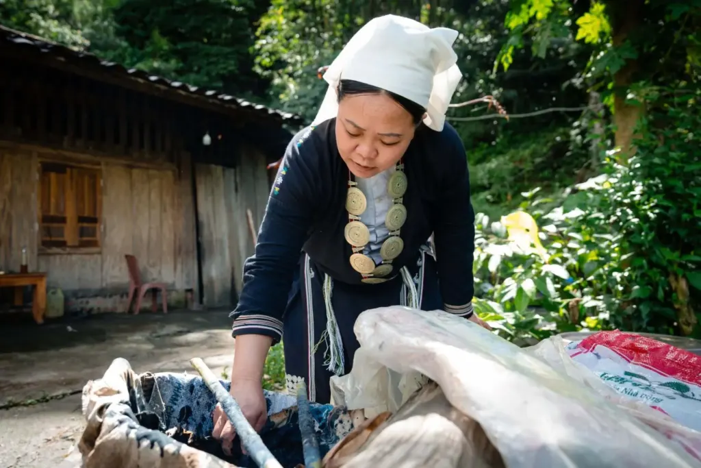 Hình minh họa: Ngôi làng Cao Bằng lưu giữ nghề nhuộm chàm, chạm bạc