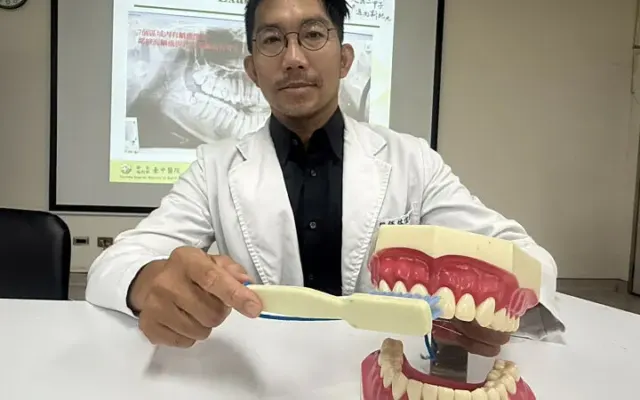 Cô gái sâu 7 chiếc răng chỉ sau 3 tháng do thói quen uống sữa đêm