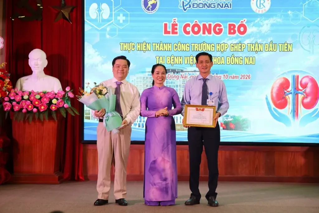 Hình minh họa: Chồng hiến thận cho vợ trong ca ghép đầu tiên ở Đồng Nai