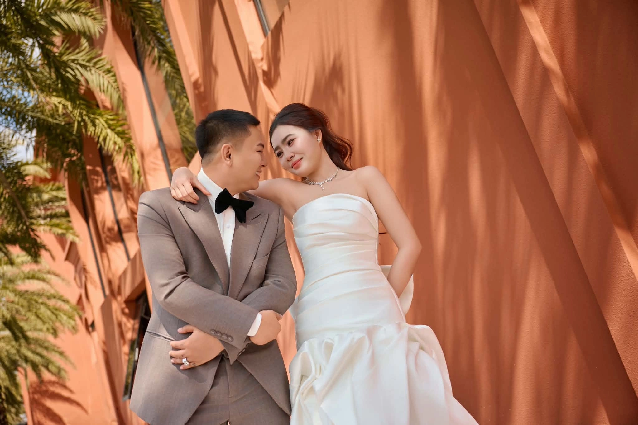 Hình minh họa: Hoài Lâm chụp ảnh cưới trên đường phố