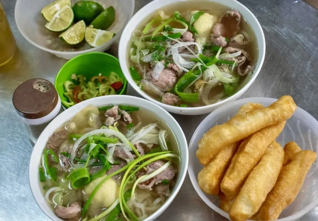 Hình minh họa: Bác sĩ cảnh báo 2 thói quen ăn phở tưởng vô hại lại ‘rước họa’