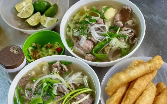 Bác sĩ cảnh báo 2 thói quen ăn phở tưởng vô hại lại ‘rước họa’