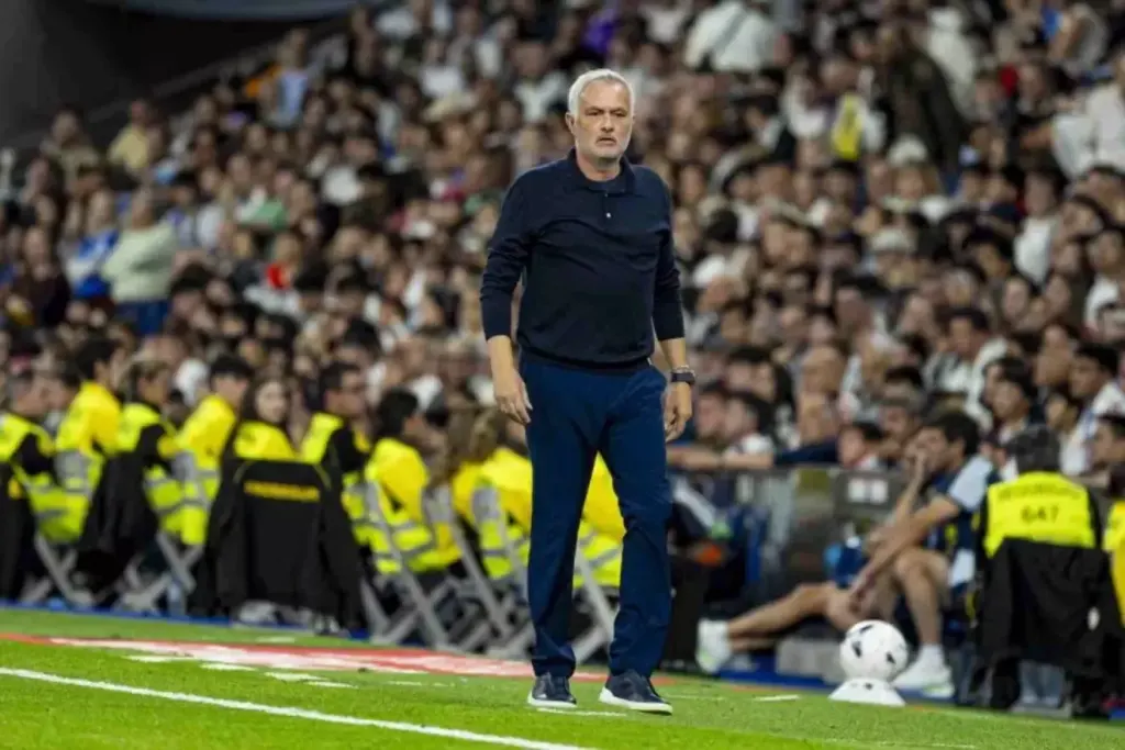 Hình minh họa: Mourinho bỏ họp báo sau trận thắng Villarreal