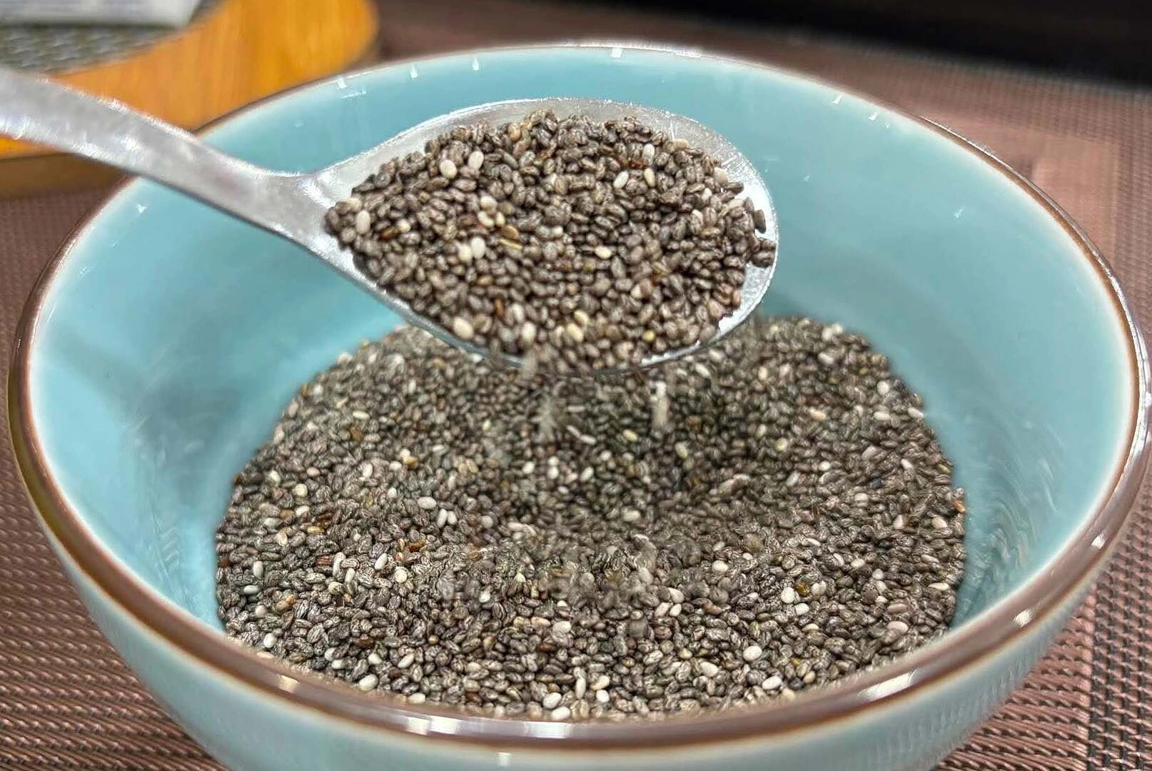 Hình minh họa: Ăn hạt chia thế nào để giảm táo bón?