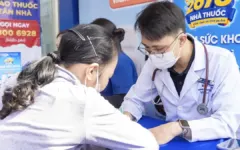 Người dân được bác sĩ tư vấn, tầm soát bệnh trực tiếp tại nhà thuốc