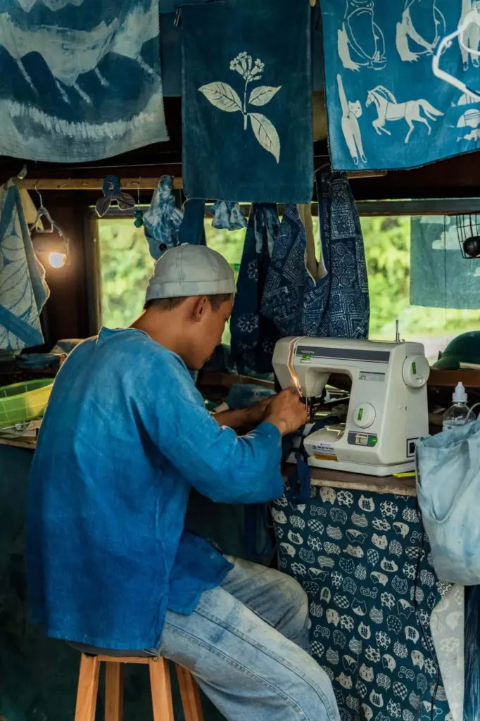 Hình minh họa: Lên Tà Xùa trải nghiệm nhuộm chàm như người Mông