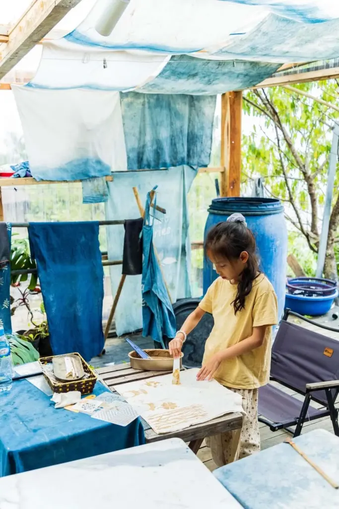 Hình minh họa: Lên Tà Xùa trải nghiệm nhuộm chàm như người Mông