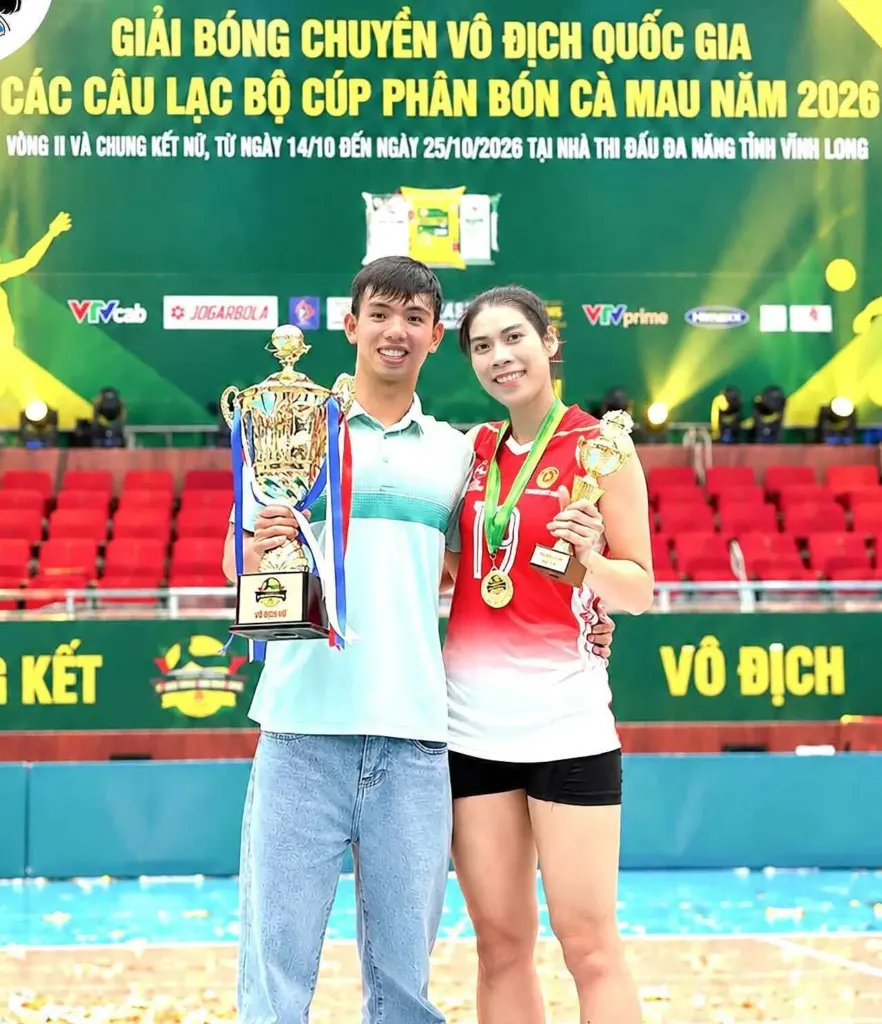 Hình minh họa: Huy Hoàng công khai tình cảm với nữ tuyển thủ bóng chuyền