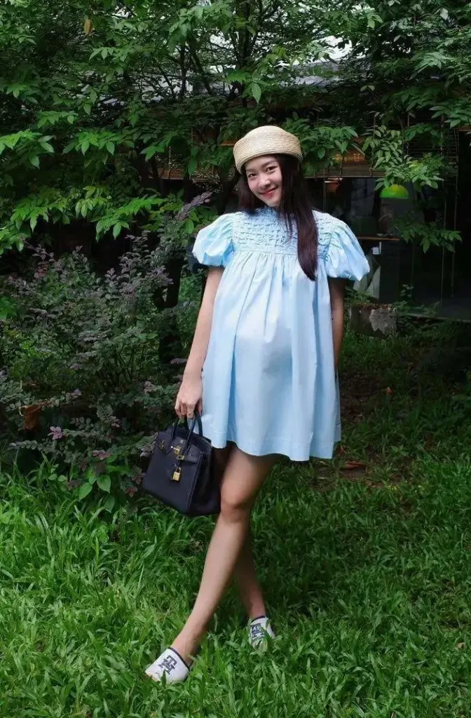 Hình minh họa: Khả Ngân phối đầm bầu với túi hiệu