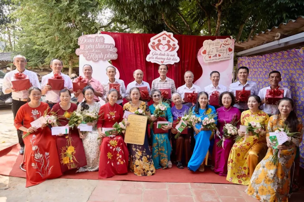 Hình minh họa: Đám cưới ‘vàng, bạc’ của 12 anh em ruột ở Lạng Sơn