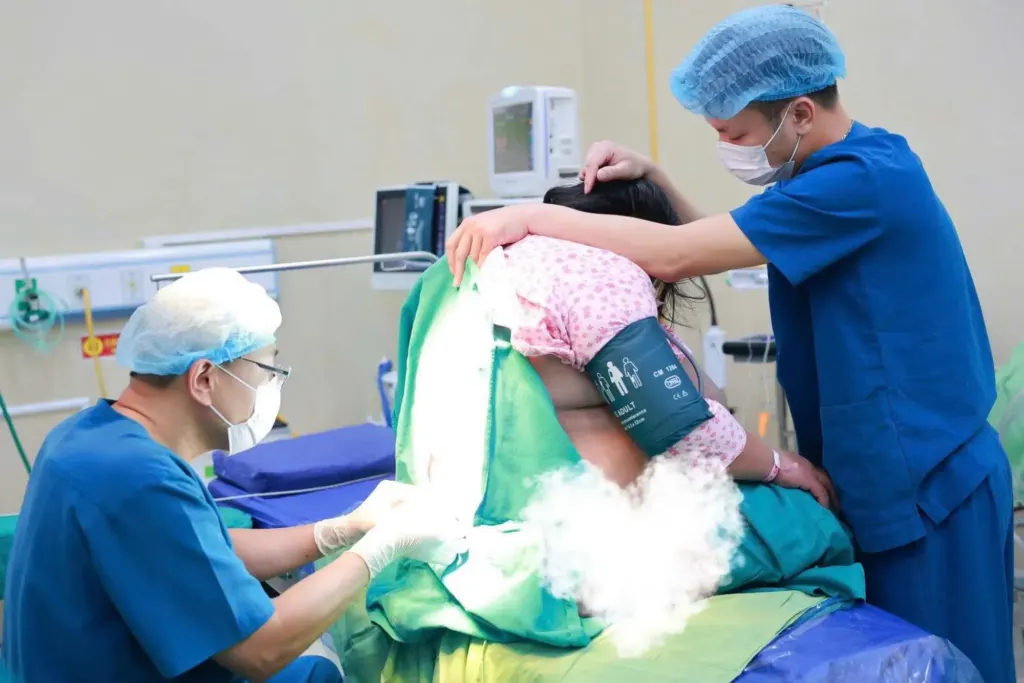 Hình minh họa: Ca mổ đẻ ‘cân não’ cho sản phụ 150 kg, đón bé trai 5,4 kg