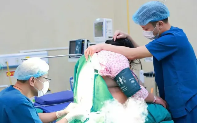 Ca mổ đẻ ‘cân não’ cho sản phụ 150 kg, đón bé trai 5,4 kg
