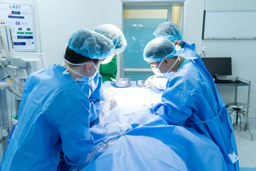 Hình minh họa: Mảnh tre dài 10 cm nằm 3 tháng trong cổ người đàn ông