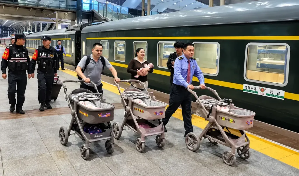 Hình minh họa: Chuyến tàu 3.500 km của cặp vợ chồng sinh 5