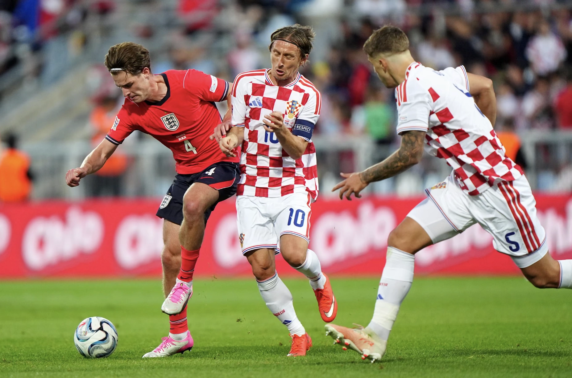 Hình minh họa: Modric xấu hổ với trận thua Anh 0-7