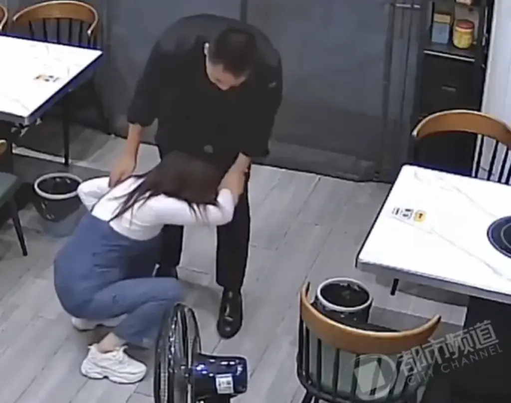 Hình minh họa: Gãy 5 xương sườn sau cái ôm của chồng