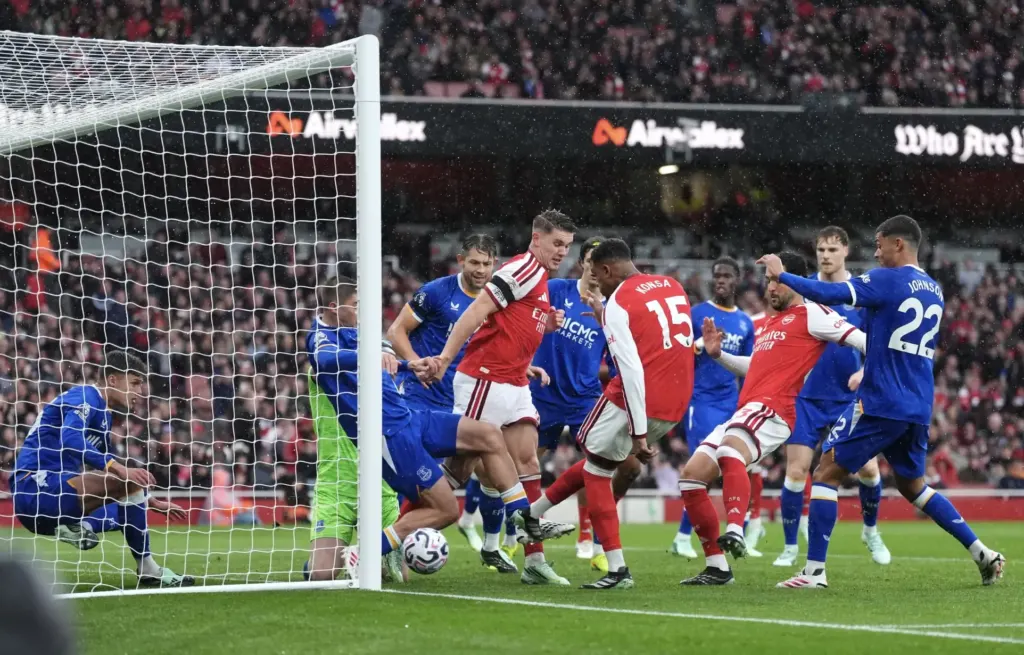 Hình minh họa: Arsenal áp sát đỉnh bảng Ngoại hạng Anh