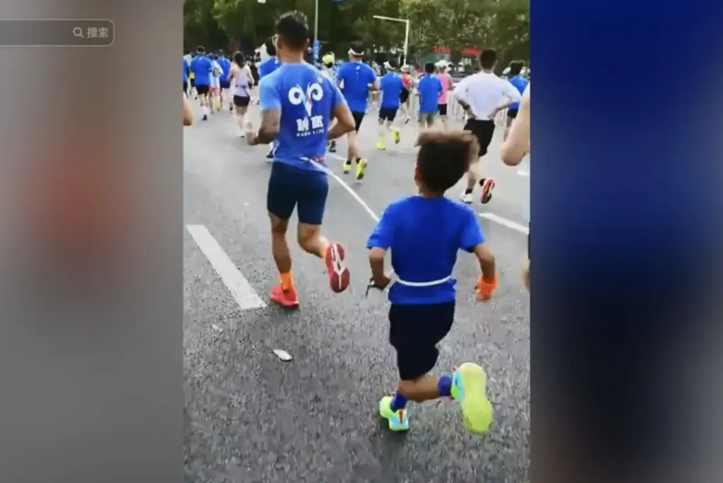 Hình minh họa: Buộc dây kéo con trai 9 tuổi chạy half marathon
