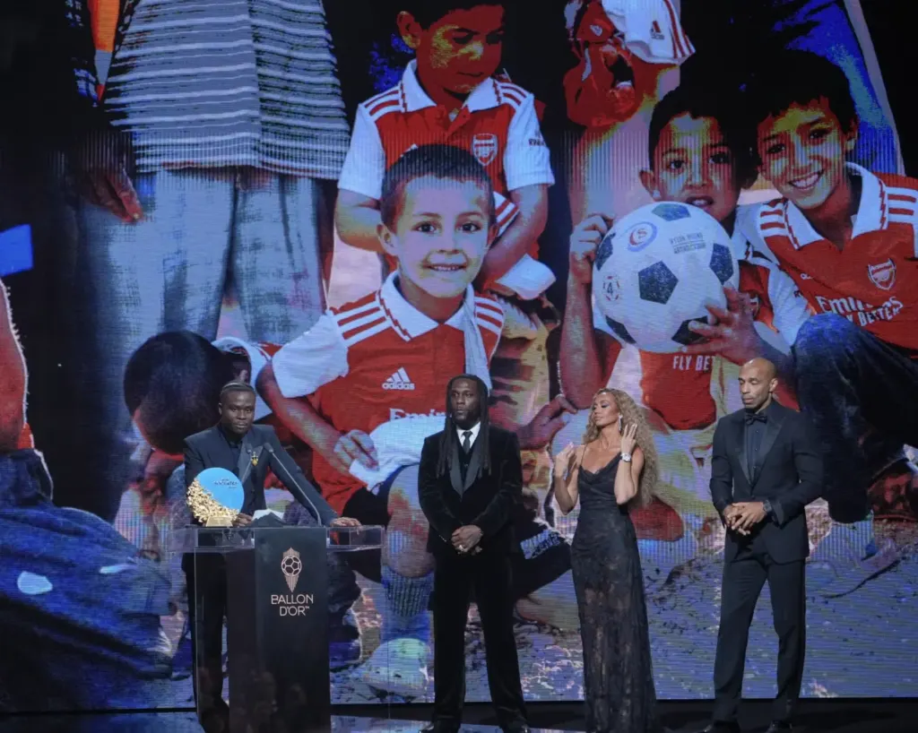 Hình minh họa: Thierry Henry đáp trả chỉ trích về cách dẫn gala Quả Bóng Vàng