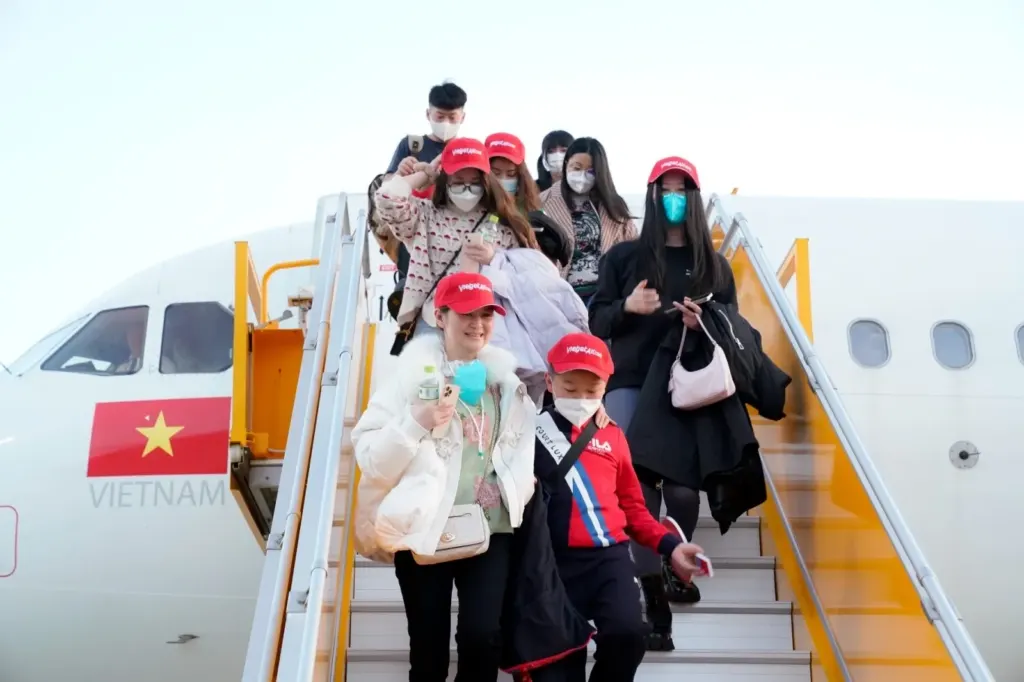 Hình minh họa: Miễn thị thực cho khách Trung Quốc đi tour đến Khánh Hòa