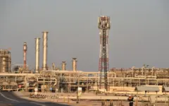 Giá dầu Brent chạm mốc 115 USD mỗi thùng