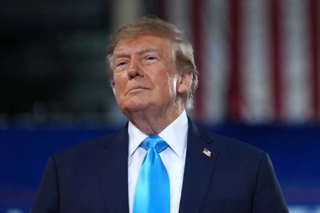 Hình minh họa: Ông Trump dỡ thuế một số sản phẩm Canada