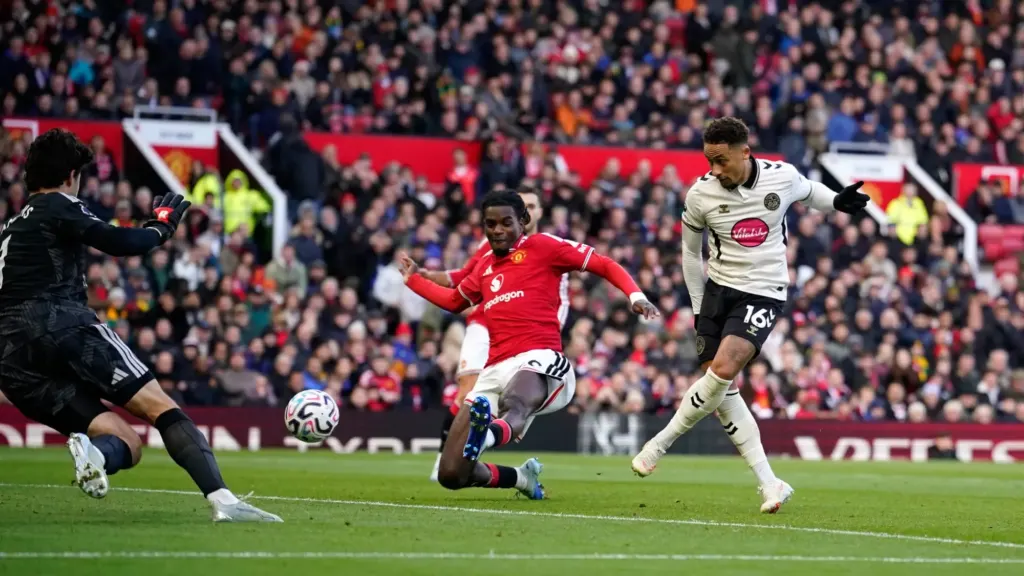 Hình minh họa: Carrick bất ngờ khi được CĐV Man Utd hát vang tên