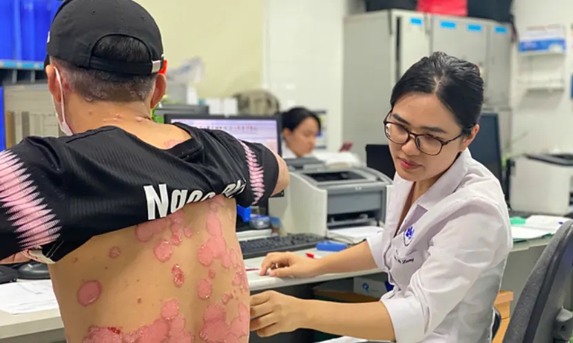 Hình minh họa: Bác sĩ cảnh báo ‘mũi tiêm’ chữa khỏi vảy nến cấp tốc
