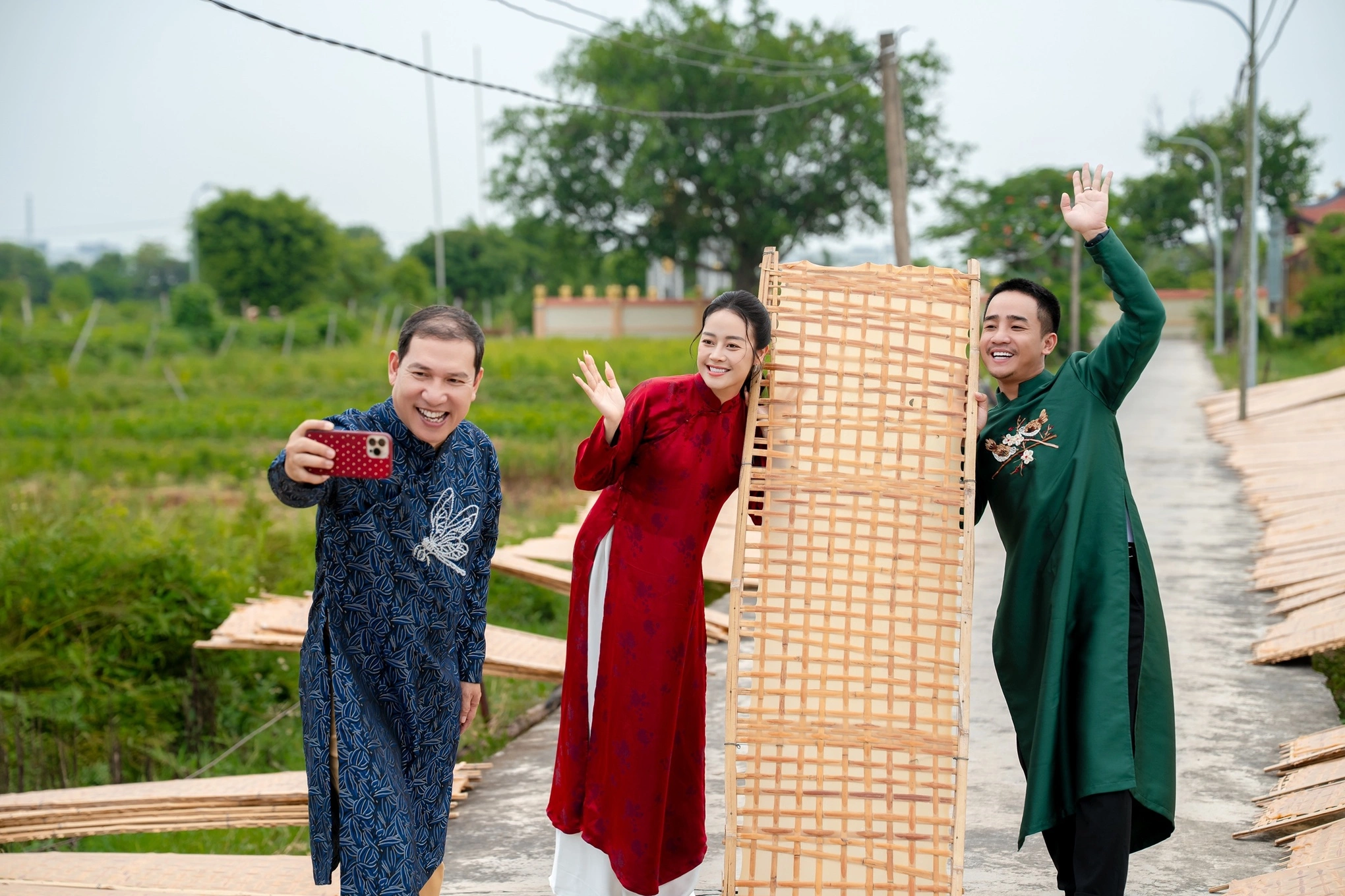 Hình minh họa: Nghệ sĩ Quang Thắng làm thơ ca ngợi món bánh đa cua Hải Phòng