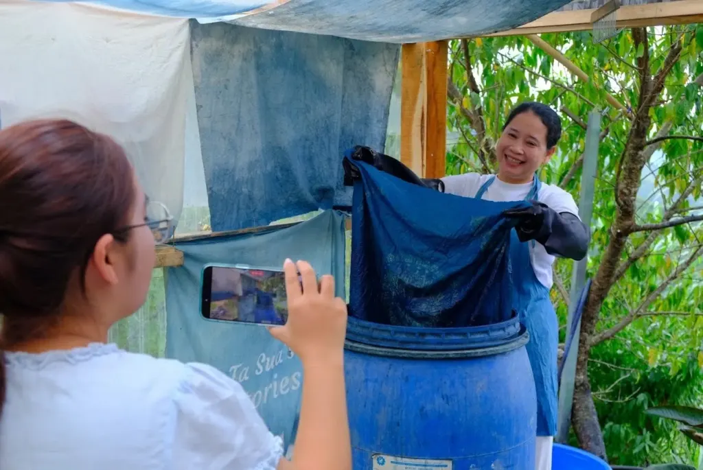 Hình minh họa: Lên Tà Xùa trải nghiệm nhuộm chàm như người Mông