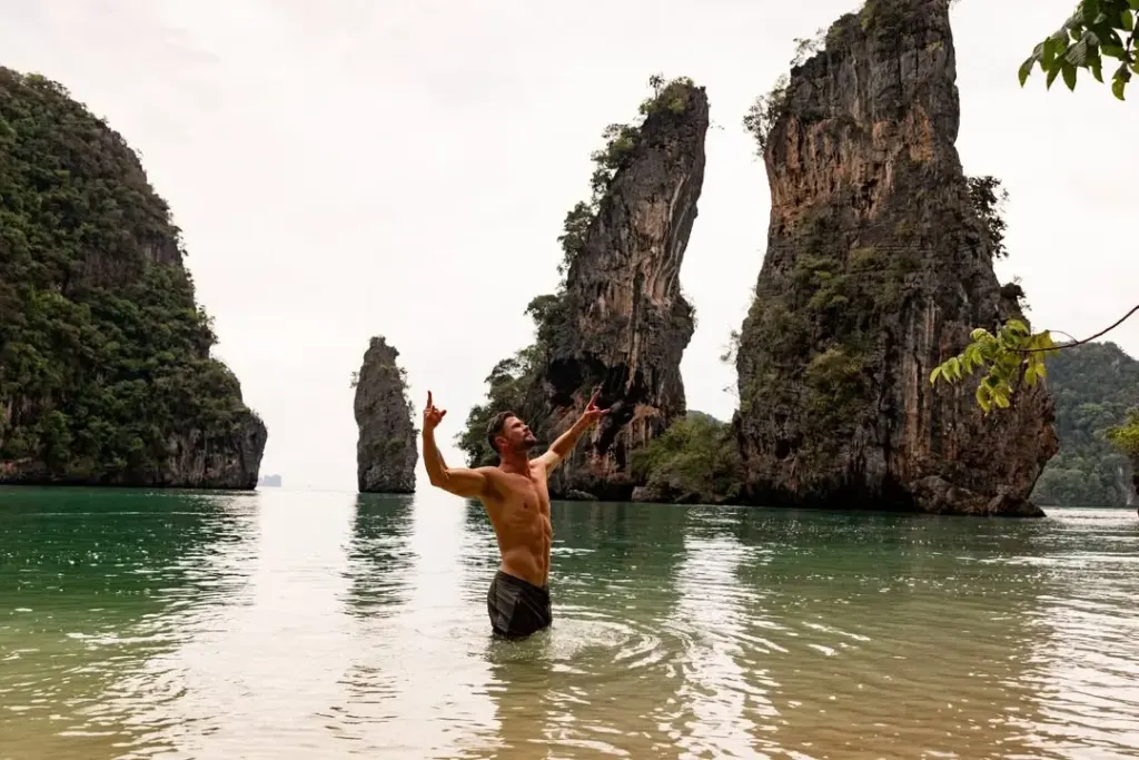 Hình minh họa: Chris Hemsworth và hai con trai du ngoạn Thái Lan