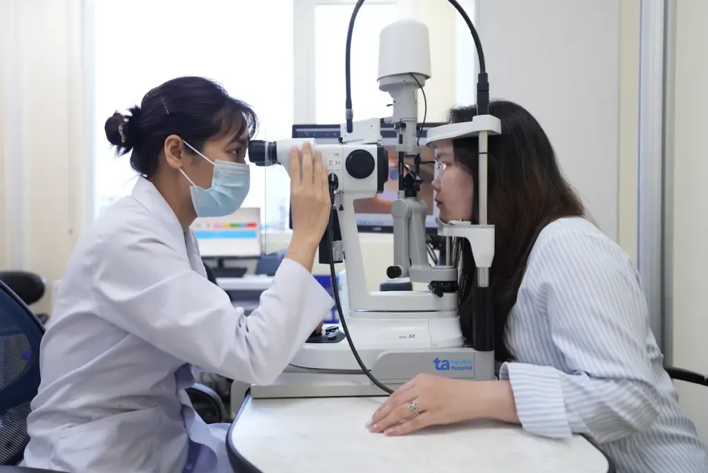 Hình minh họa: Lưu ý đeo kính áp tròng mùa mưa ẩm