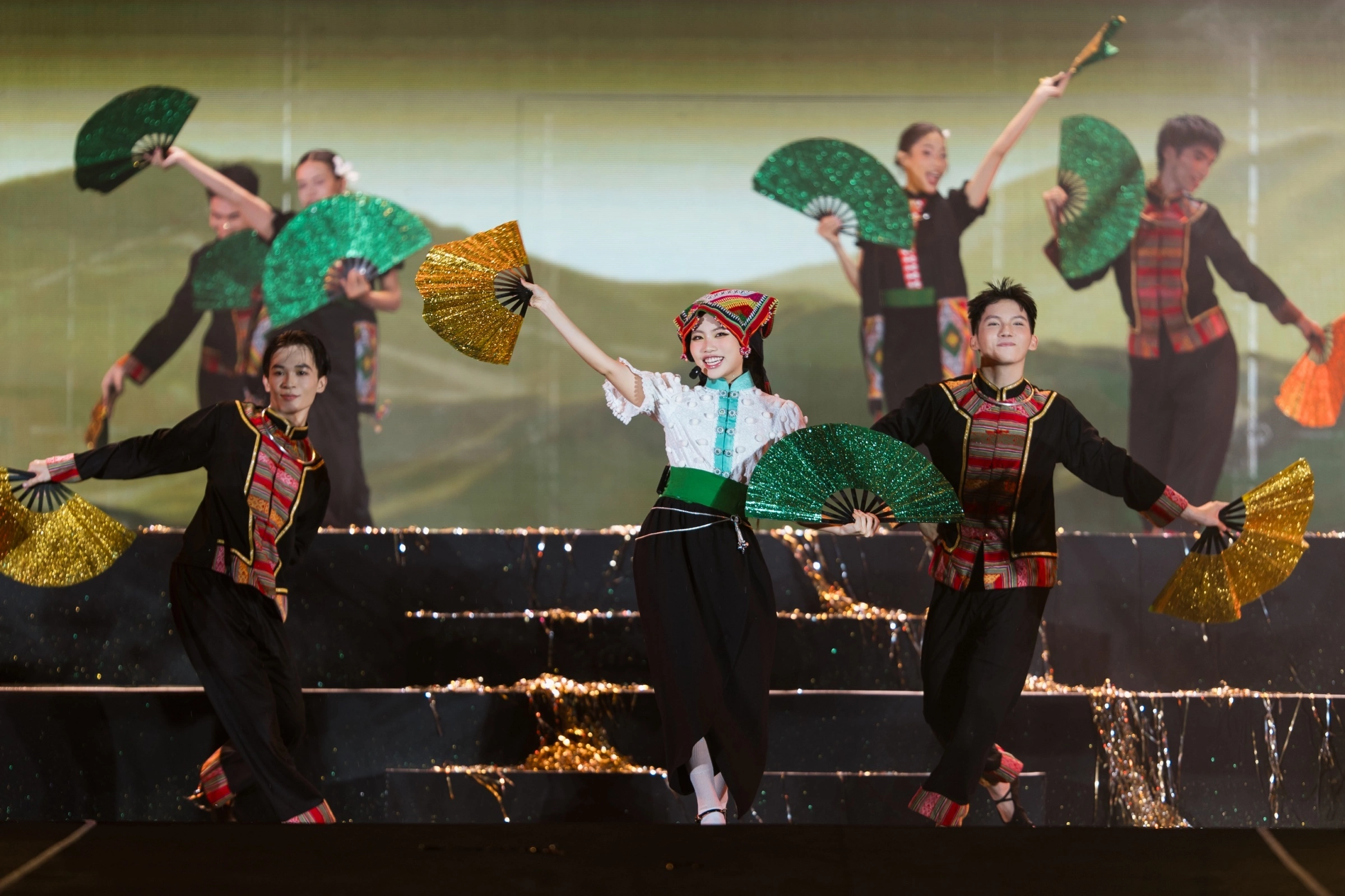 Hình minh họa: Phương Mỹ Chi diễn cảnh tình tứ bên ‘chú rể’ Bảo Định
