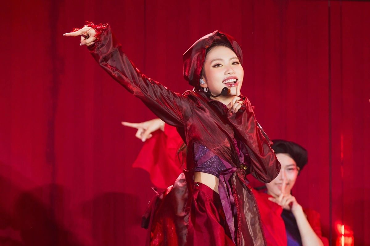 Hình minh họa: Phương Mỹ Chi diễn cảnh tình tứ bên ‘chú rể’ Bảo Định
