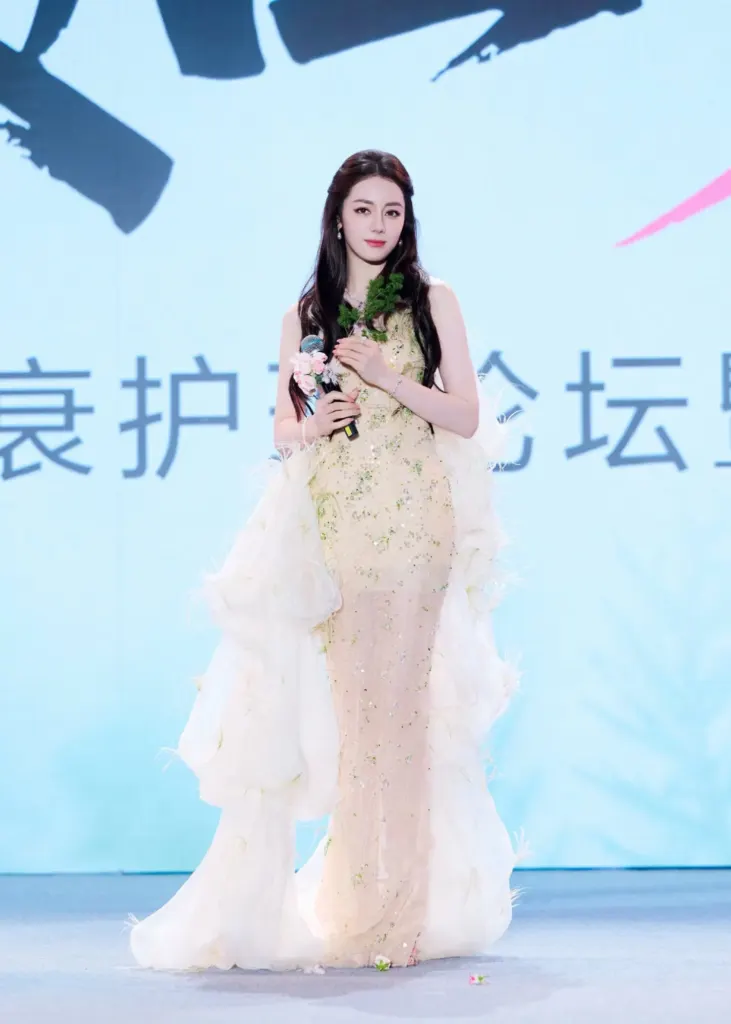 Hình minh họa: Địch Lệ Nhiệt Ba diện đầm lụa Bảo Lộc