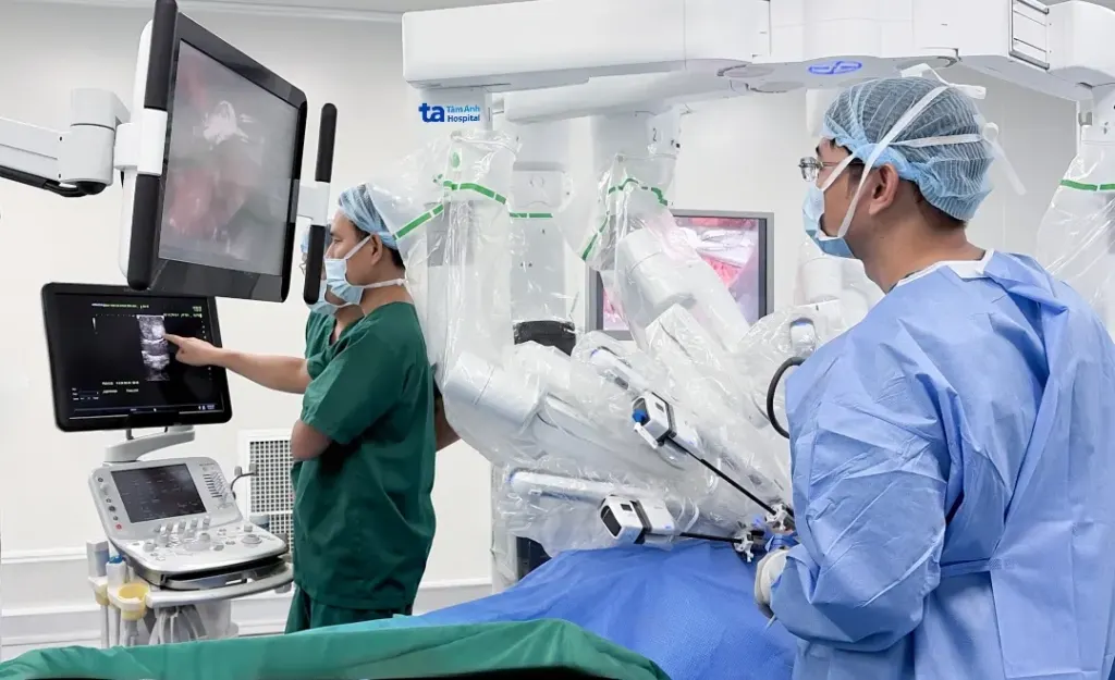 Hình minh họa: Robot kết hợp siêu âm cắt u thận