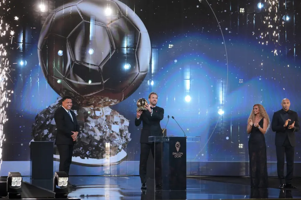 Hình minh họa: Thierry Henry đáp trả chỉ trích về cách dẫn gala Quả Bóng Vàng