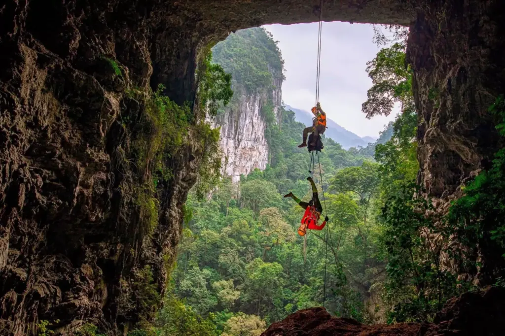 Hình minh họa: Những hố sụt đang khai thác du lịch ở Phong Nha – Kẻ Bàng