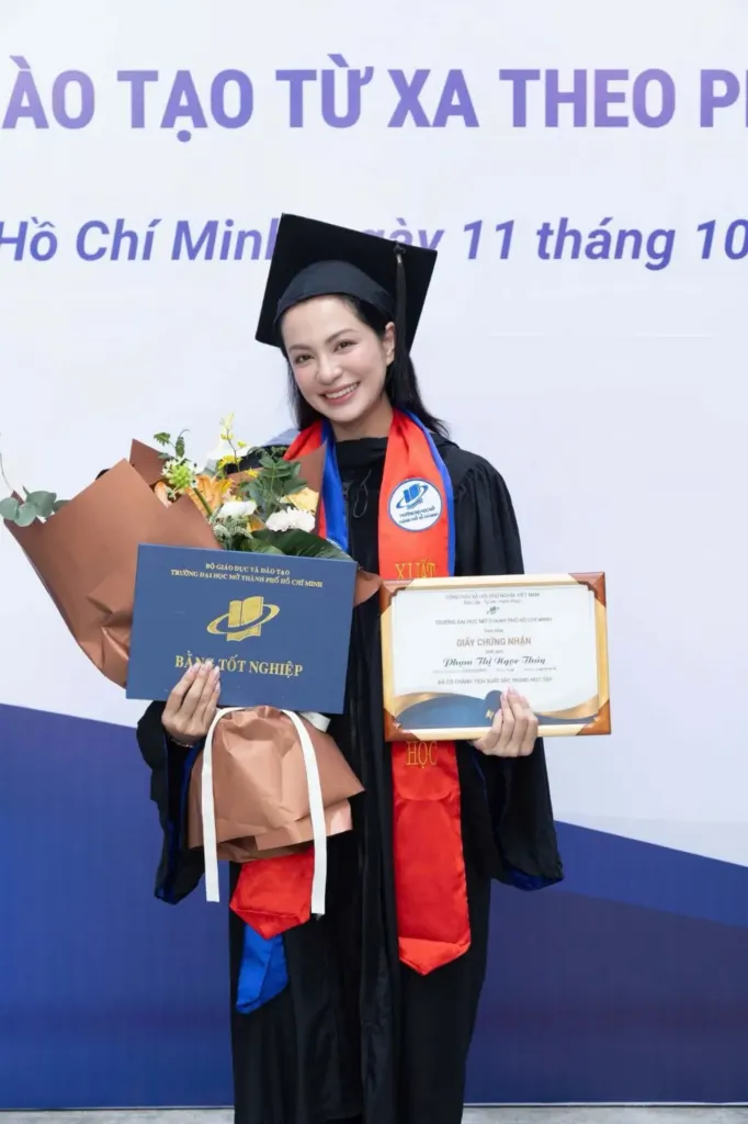 Hình minh họa: Ngọc Thúy tốt nghiệp cử nhân luật ở tuổi 46