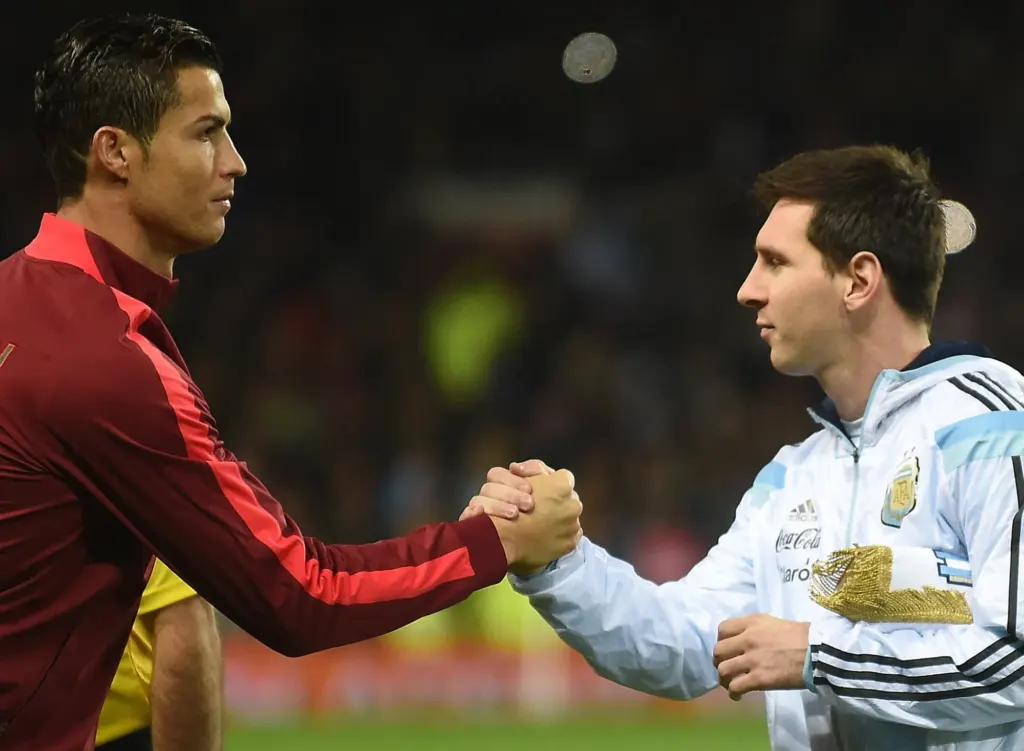 Hình minh họa: Ronaldo áp đảo Messi trong cuộc đua Bóng Vàng hay nhất lịch sử