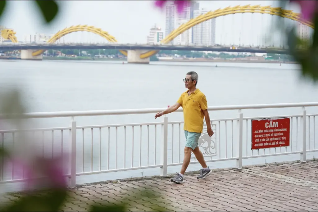 Hình minh họa: Sai lầm khi đi bộ khiến khớp gối nhanh hỏng