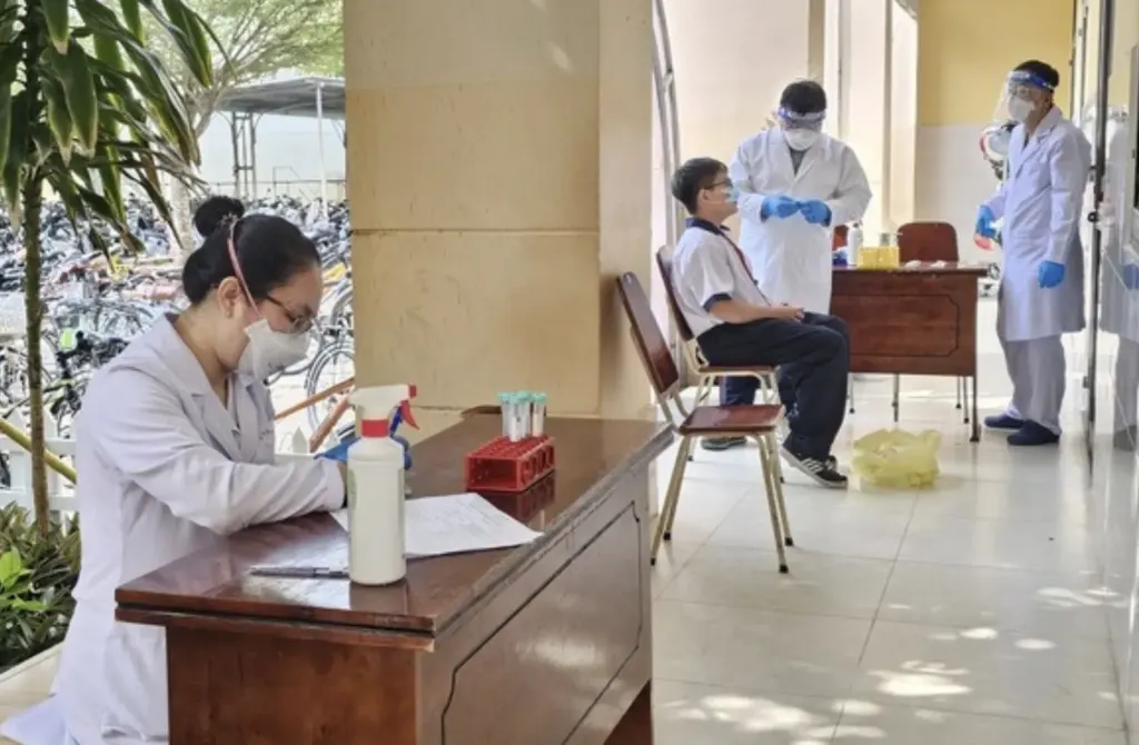 Hình minh họa: Hơn 2.000 học sinh, giáo viên trường có 4 ca não mô cầu được uống kháng sinh dự phòng