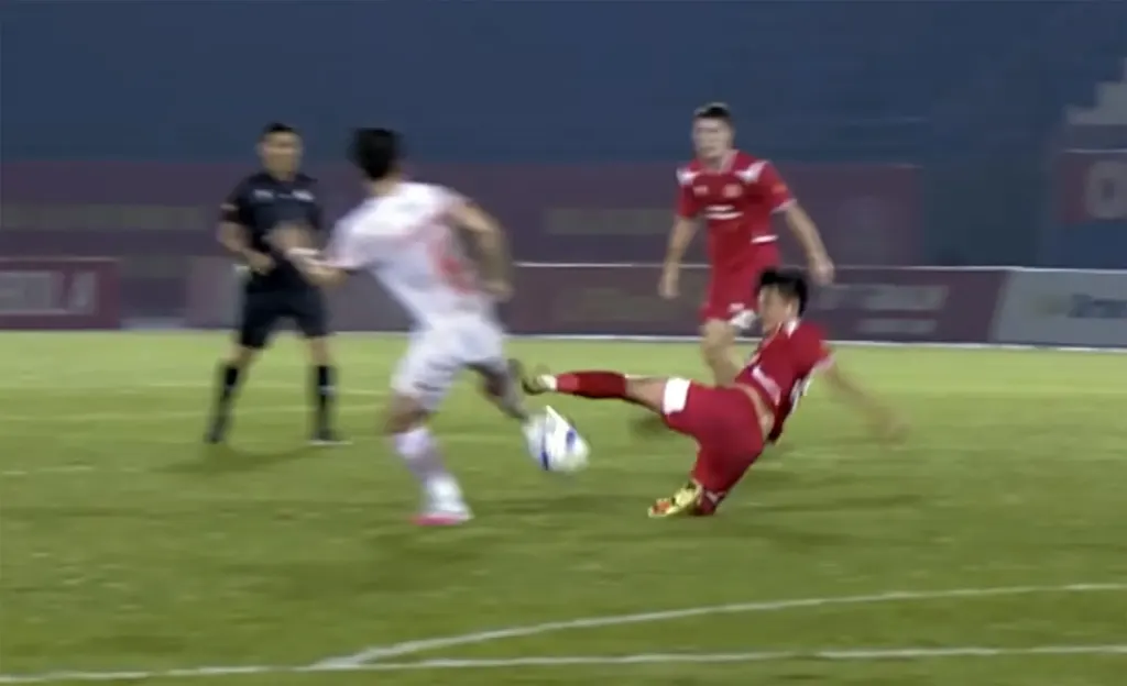 Hình minh họa: Trận đấu V-League ‘vỡ vụn’ vì VAR