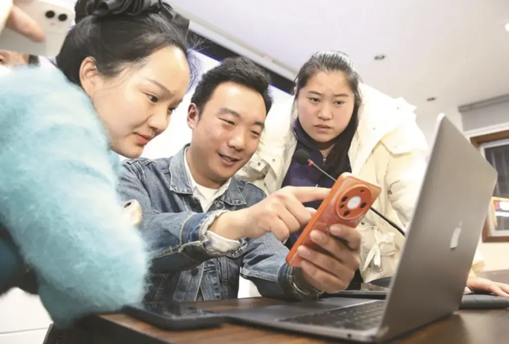 Hình minh họa: Cất bằng đại học đi học nghề