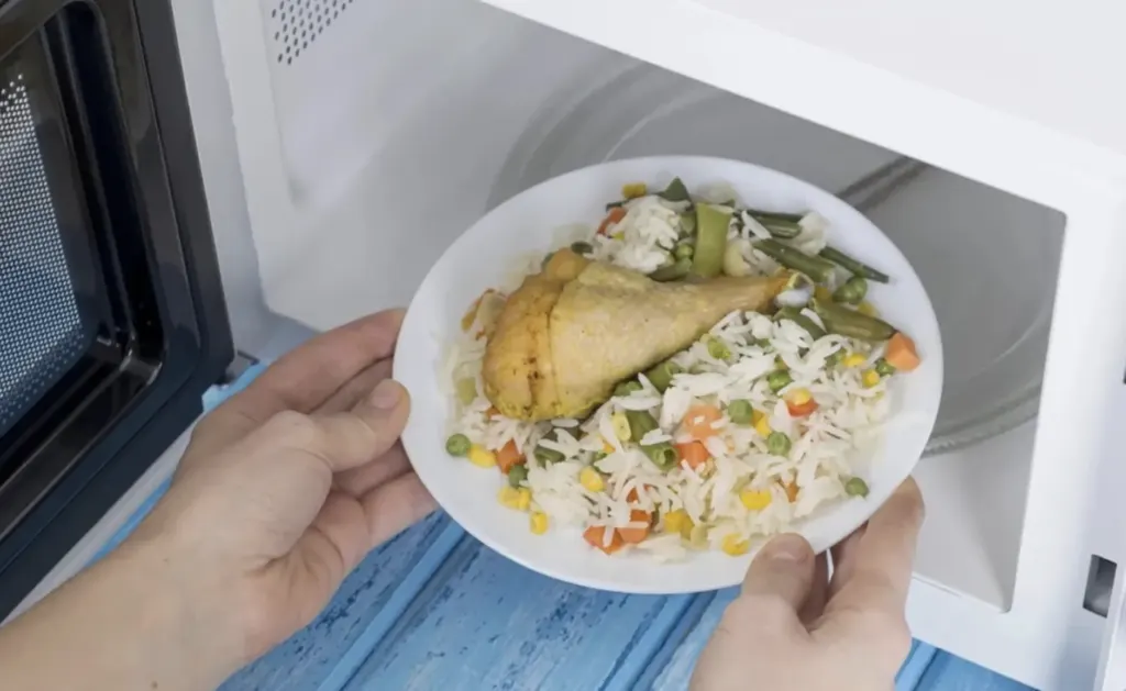Hình minh họa: Có nên hâm nóng thức ăn thừa nhiều lần?