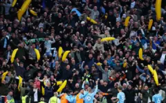 Vì sao CĐV Man City mang theo quả chuối bơm hơi đến Anfield?